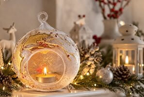 elegant julepynt til bord med glas og lys